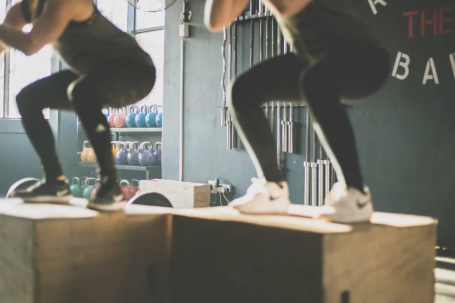 två kvinnor gör box jumps